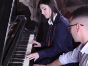 匈牙利女學生彈鋼琴時與男老師激情